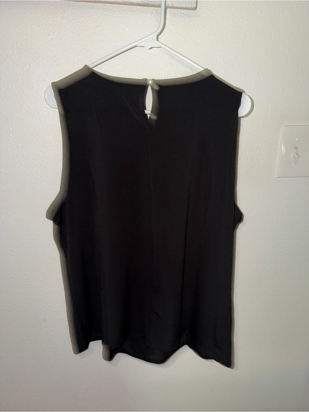 Zenana Outfitters Black Sleeveless Keyhole Shell Top